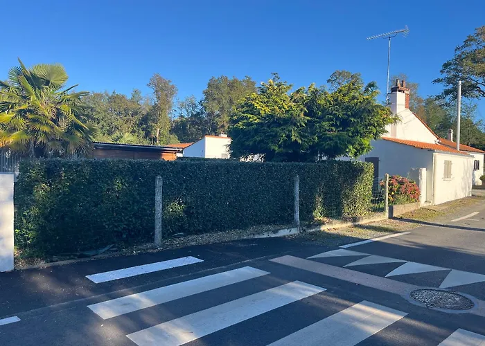 La Ferme Du Preneau 3* 샬랑